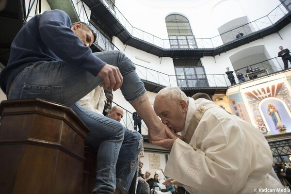 Ο Πάπας έπλυνε και φίλησε τα πόδια φυλακισμένων