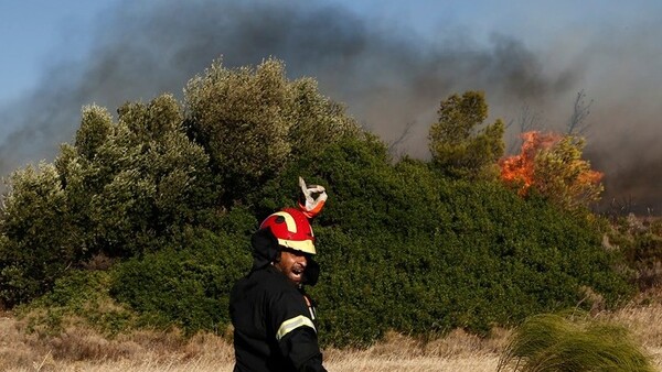 Μαίνεται η μάχη με τις φλόγες στην Ηλεία