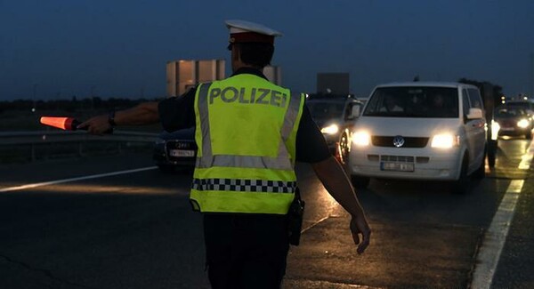 Ουρές στα σύνορα της Αυστρίας που αυστηροποίησε τα μέτρα ελέγχου για την είσοδο μεταναστών