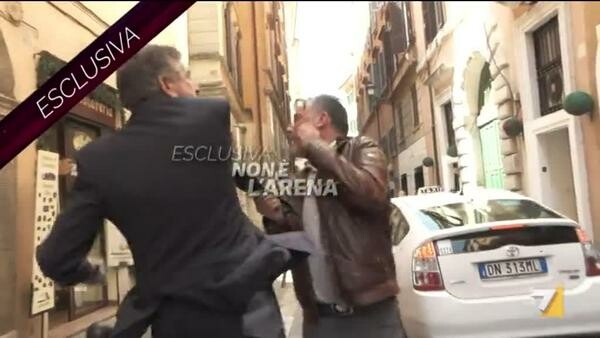 ΒΙΝΤΕΟ - Πρώην υπουργός χαστούκισε δημοσιογράφο κατά τη διάρκεια τηλεοπτικής συνέντευξης στο κέντρο της Ρώμης