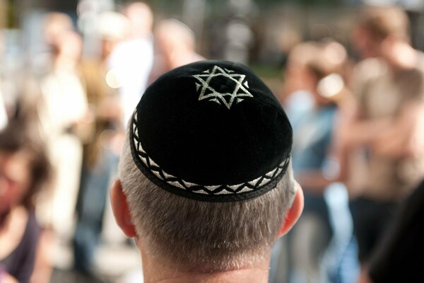 Παραδόθηκε ο ένας από τους δράστες της αντισημιτικής επίθεσης που σόκαρε το Βερολίνο