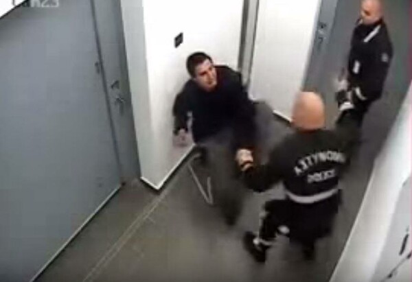 Σοκαριστικό βίντεο με άγριο ξυλοδαρμό κρατουμένου από αστυνομικούς στην Κύπρο