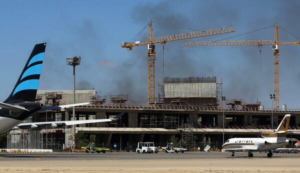 Πύραυλοι έπληξαν ένα αεροσκάφος και την αίθουσα αφίξεων του αεροδρομίου της Τρίπολης στη Λιβύη