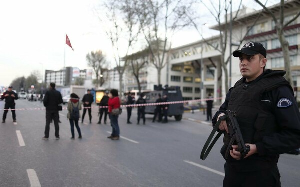 Τουρκία: Ταυτόχρονες εκρήξεις σε γραφεία φιλοκουρδικού κόμματος