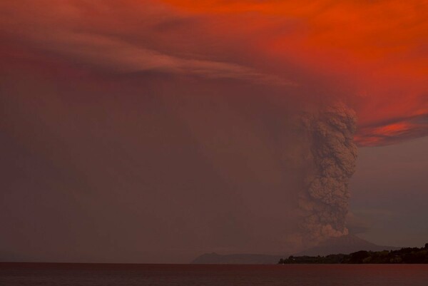 Εντυπωσιακές εικόνες από την ξαφνική έκρηξη ηφαιστείου στη Χιλή