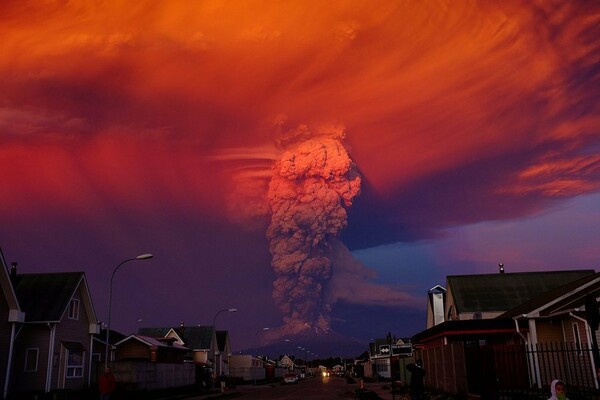 Εντυπωσιακές εικόνες από την ξαφνική έκρηξη ηφαιστείου στη Χιλή