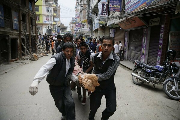 Eκατοντάδες οι νεκροί του ισχυρού σεισμού στο Νεπάλ