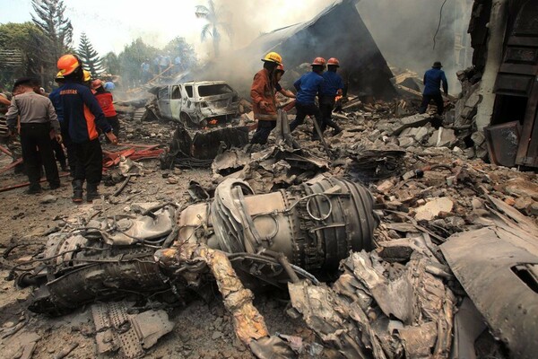 Ινδονησία: Στρατιωτικό αεροσκάφος συνετρίβη σε κατοικημένη περιοχή