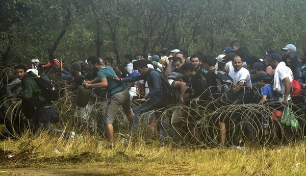 Kρότου λάμψης και συμπλοκές στα σύνορα - Οι πρόσφυγες παραβίασαν το φράχτη και ξεχύθηκαν προς τα Σκόπια