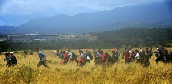 Kρότου λάμψης και συμπλοκές στα σύνορα - Οι πρόσφυγες παραβίασαν το φράχτη και ξεχύθηκαν προς τα Σκόπια