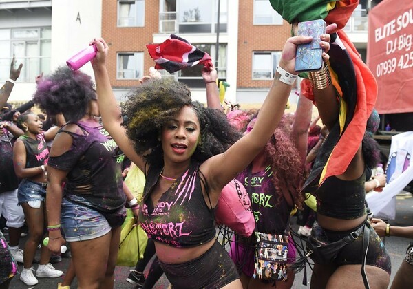 Notting Hill: Το οργιώδες καρναβάλι της Βρετανίας μέσα από εικόνες