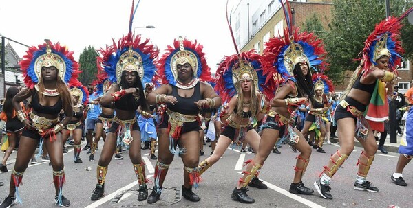 Notting Hill: Το οργιώδες καρναβάλι της Βρετανίας μέσα από εικόνες