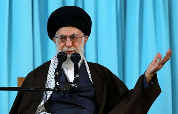 Ο ανώτατος ηγέτης του Ιράν καλεί τις μουσουλμανικές χώρες να ενωθούν εναντίον των ΗΠΑ