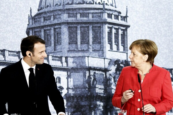 Σε κοινό μέτωπο για τις μεταρρυθμίσεις στην ευρωζώνη στοχεύουν Μέρκελ και Μακρόν