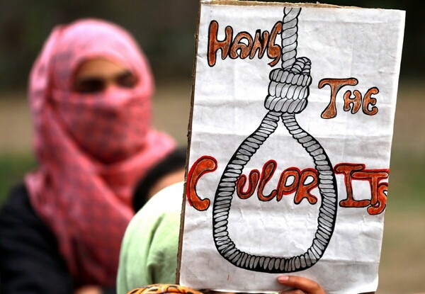 Πρώτη καταδίκη σε θάνατο στην Ινδία για τον βιασμό και τη δολοφονία βρέφους