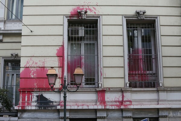 Μέλη του Ρουβίκωνα έριξαν κόκκινες μπογιές στη Γαλλική Πρεσβεία - Μια προσαγωγή