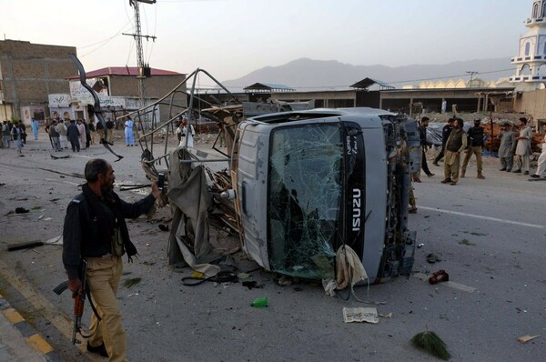 Τριπλή επίθεση βομβιστών καμικάζι στο Πακιστάν - 6 νεκροί αστυνομικοί και 15 τραυματίες