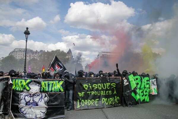 Σφοδρά επεισόδια στην πορεία για την Πρωτομαγιά - Χάος στους δρόμους του Παρισιού