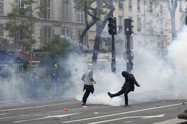 Σφοδρά επεισόδια στην πορεία για την Πρωτομαγιά - Χάος στους δρόμους του Παρισιού
