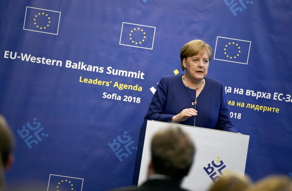 Το Βερολίνο εκφράζει την ικανοποίησή του για την πρόοδο στις συνομιλίες Τσίπρα-Ζάεφ
