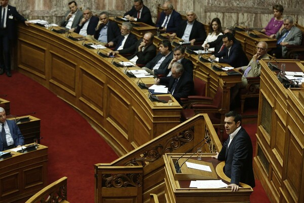 Συνεχίζεται η κόντρα στη Βουλή - «Εκλογές τώρα σημαίνει να μην βγούμε από το μνημόνιο» είπε ο Τσίπρας