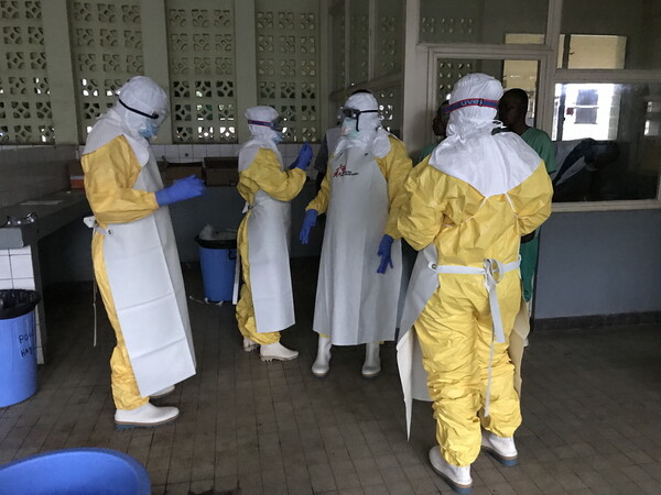 Κονγκό: Πάσχοντες από Έμπολα το έσκασαν από νοσοκομείο και πήγαν να προσευχηθούν μολύνοντας πιθανόν δεκάδες