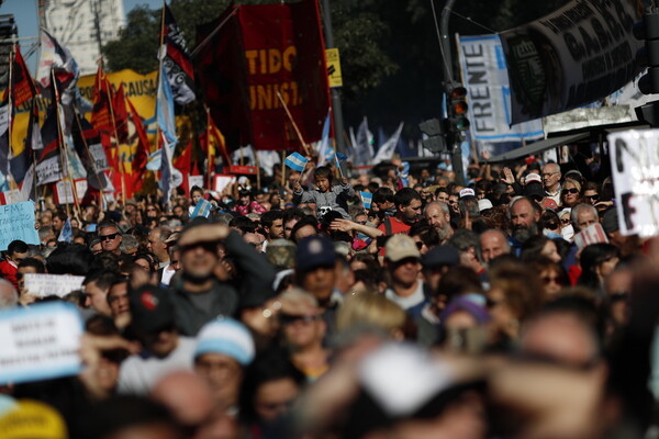 Χιλιάδες Αργεντινοί ξανά στους δρόμους ενάντια στην προσφυγή της χώρας στο ΔΝΤ