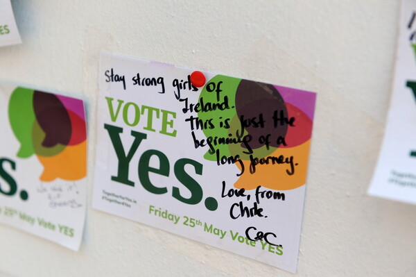«Θα γράψουμε ιστορία»: Συντριπτική νίκη του «Ναι» στην Ιρλανδία στη νομιμοποίηση των αμβλώσεων