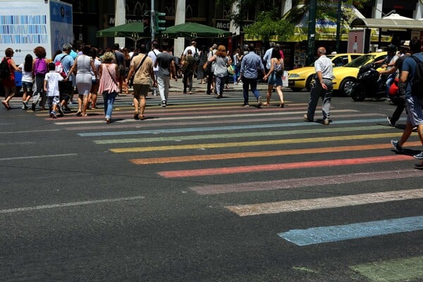 H Αθήνα στα χρώματα του Pride - Oι διαβάσεις πεζών στο Σύνταγμα σήμερα είναι διαφορετικές