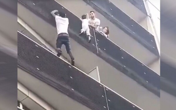 Στον Μακρόν ο νεαρός από το Μαλί που έσωσε ένα 4χρονο στο Παρίσι σκαρφαλώνοντας 4 ορόφους