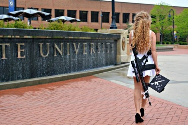 Φοιτήτρια πηγαίνει στην αποφοίτησή της ζωσμένη με όπλο και προκαλεί αντιδράσεις
