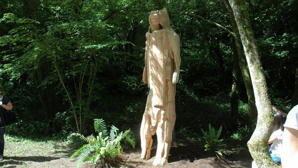 Γάλλος καλλιτέχνης πέρασε μια εβδομάδα κλεισμένος μέσα σε ένα τεράστιο ξύλινο άγαλμα