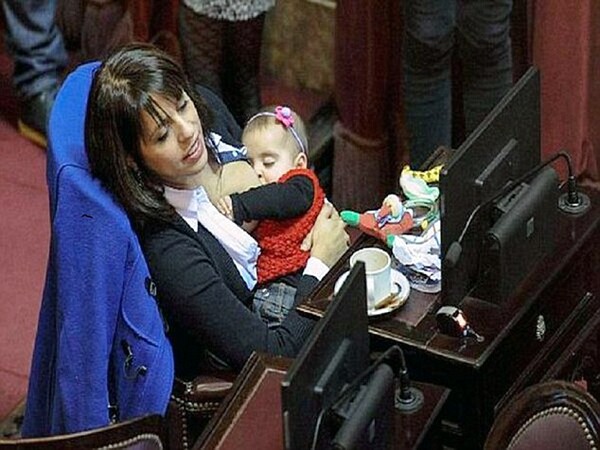 Βουλευτής θηλάζει το μωρό της μέσα στη Βουλή