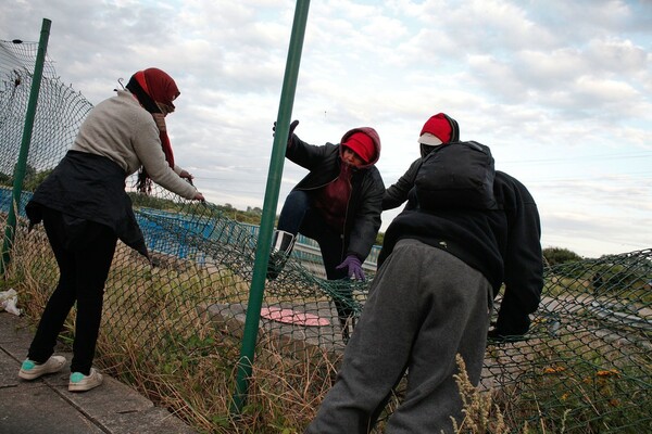 Ορδές μεταναστών στη σήραγγα της Μάγχης - Στείλτε τον στρατό στο Καλαί, ζητούν βρετανικές ταμπλόιντ