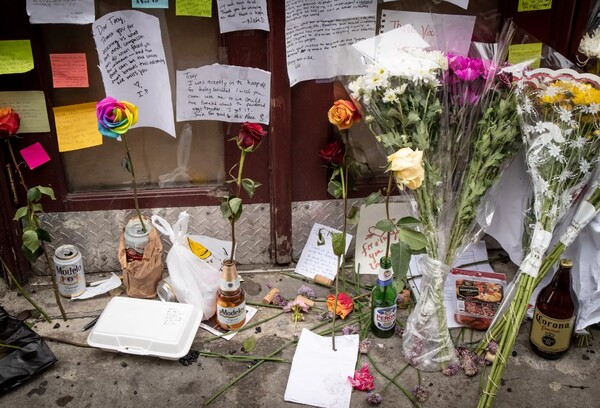 Χιλιάδες συγκινητικά μηνύματα και λουλούδια στην μπρασερί της Νέας Υόρκης που κάποτε είχε δουλέψει ο Μπουρντέν