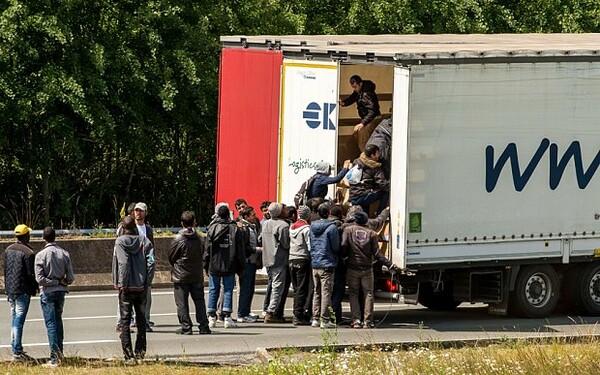 37.000 μετανάστες προσπάθησαν να περάσουν τη σήραγγα της Μάγχης από την αρχή του χρόνου