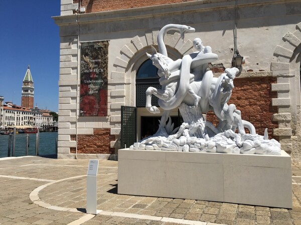 Οι «Θησαυροί από το Ναυάγιο του Απίθανου» του Damien Hirst εκτίθενται στη Βενετία
