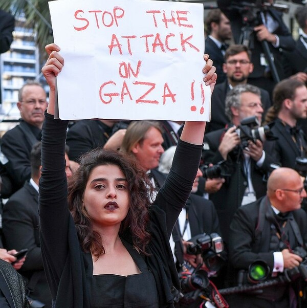 Η ηθοποιός Μανάλ Ισά σήκωσε πλακάτ στις Κάννες - «Σταματήστε την επίθεση στη Γάζα»