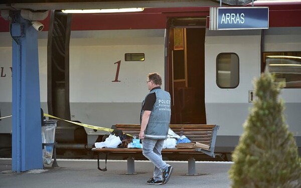 Ο ηθοποιός Ζαν-Ιγκ Ανγκλάντ κατηγορεί το προσωπικό του τρένου Thalys για την τραγωδία