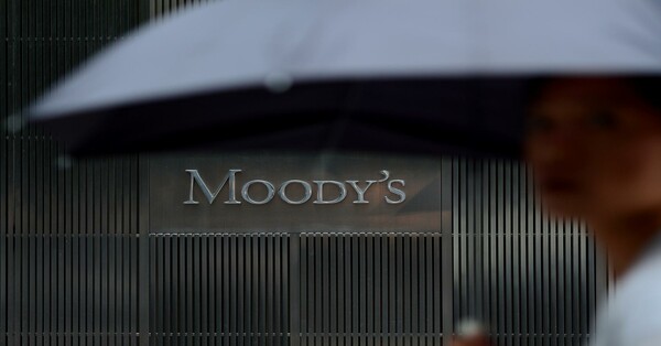 Moody’s: Πιθανό το «κούρεμα» των καταθέσεων στις ελληνικές τράπεζες