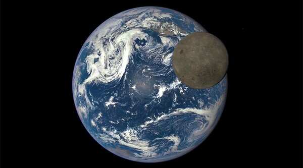 Η Σελήνη περνά μπροστά από τη Γη