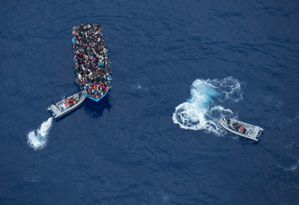 Eκατόμβη νεκρών μεταναστών σε νέα ναυτική τραγωδία στη Μεσόγειο