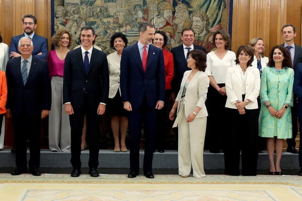 Ορκίσθηκε η κυβέρνηση του Σάντσεθ - Περιλαμβάνει τις περισσότερες γυναίκες που είχε ποτέ ισπανική κυβέρνηση