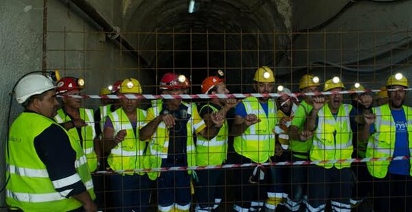 30 μεταλλωρύχοι ταμπουρώθηκαν σε υπόγεια στοά στις Σκουριές