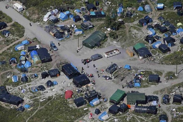 Ορδές μεταναστών στη σήραγγα της Μάγχης - Στείλτε τον στρατό στο Καλαί, ζητούν βρετανικές ταμπλόιντ