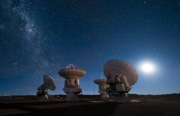 "Πανέξυπνοι εξωγήινοι θέλουν να επικοινωνήσουν μαζί μας, αλλά είμαστε πολύ χαζοί για να το καταλάβουμε"