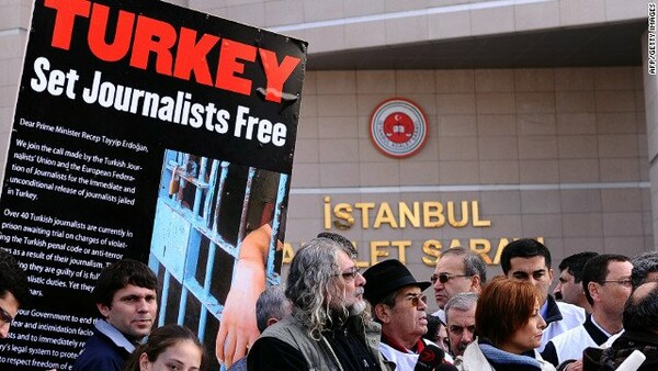 Τούρκος δημοσιογράφος απειλείται με φυλάκιση για εξύβριση του Ερντογάν