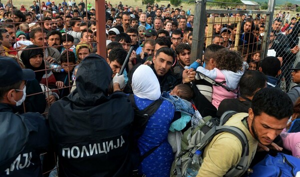 Ένταση στη Γευγελή όπου συρρέουν χιλιάδες πρόσφυγες, στο δρόμο προς την κεντρική Ευρώπη