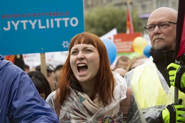 Σπάνιο αλλά συνέβη: Οι Φινλανδοί κατέβηκαν στους δρόμους διαμαρτυρόμενοι για τη λιτότητα