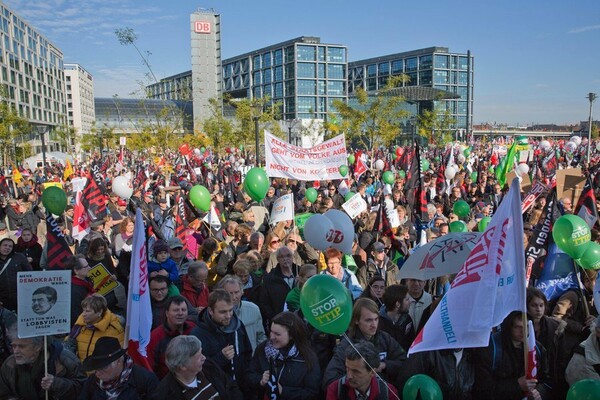 Μεγάλη διαδήλωση ενάντια στη συμφωνία ελευθέρου εμπορίου TTIP στο Βερολίνο